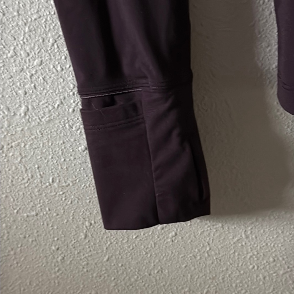 Lululemon Toasty Tech 1/2 Zip Size 6 with Gorgeous Sleeve Detail - Picture 6 of 12